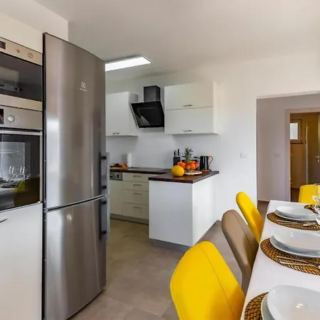 Luxurious Home In Pula Pula