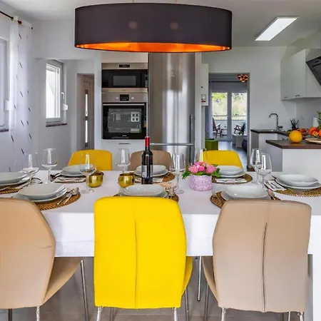 Luxurious Home In Pula Vakantiehuis