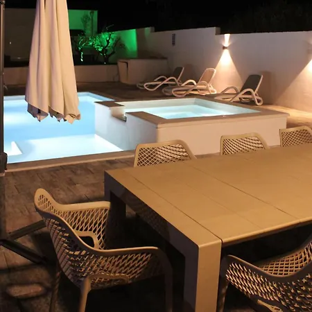 Vakantiehuis Luxurious Home In Pula